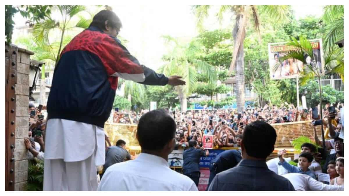 Did You Know Amitabh Bachchan Meets His Fans Barefoot On Sundays