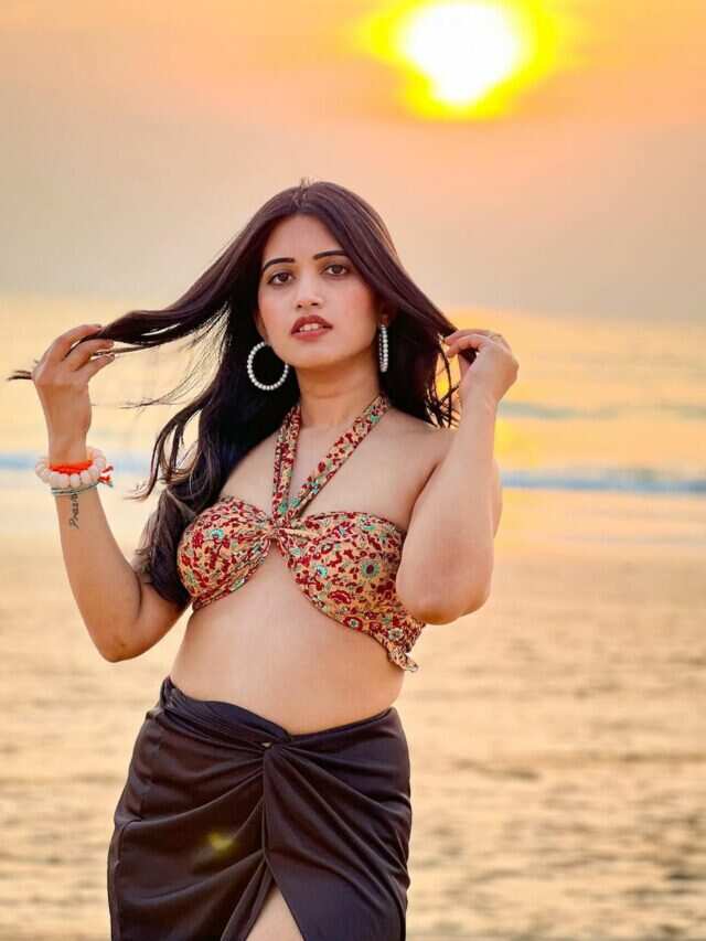 Bigg Boss Fame Sravanthi Chokarapu Looks Stunning In These Beach Side Snaps