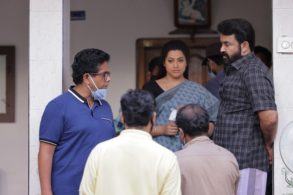 Jeethu Joseph, Meena and Mohanlal on the sets of Drishyam 2