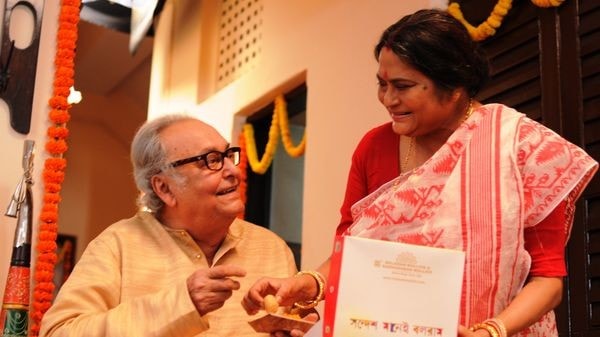 Swatilekha Sengupta and Soumitra Chatterjee in 'Bela Sheshe'