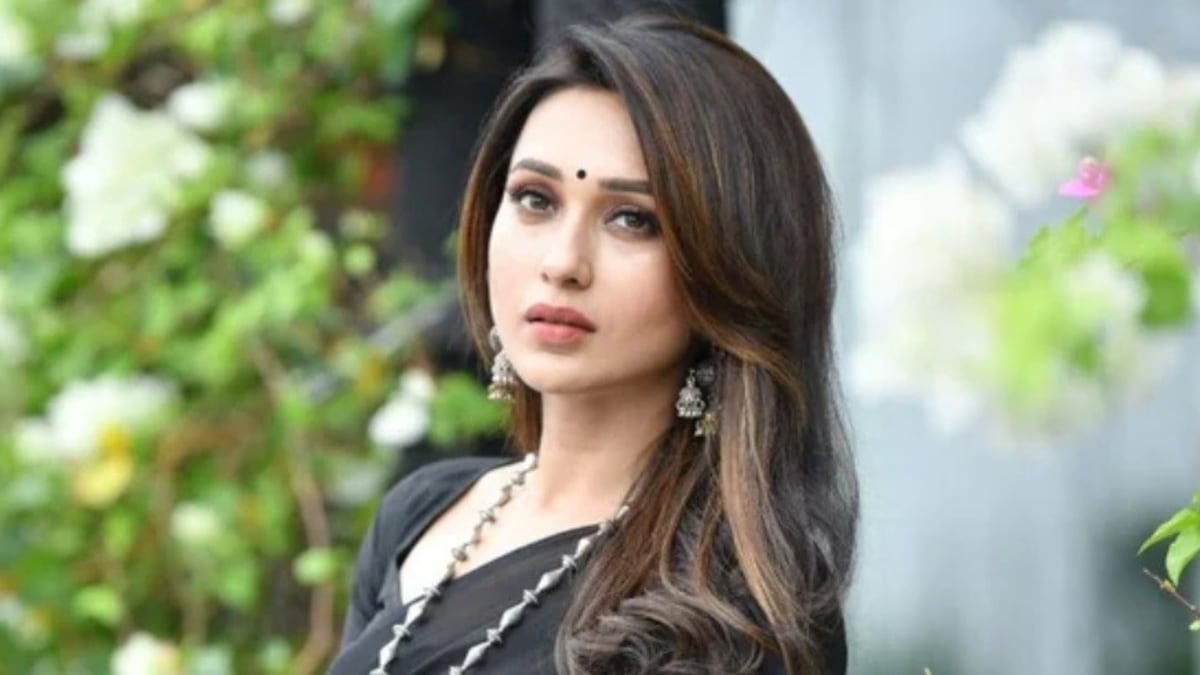 Bengali actor-MP Mimi Chakraborty shares a cheery groupfie from sets of upcoming film Khela Jokhon