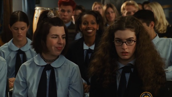 Mia (Anne Hathaway; right) with her best friend Lilly (Heather Matarazzo; left).