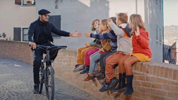 Sanchari from Radhe Shyam: Prabhas looks dapper in this spectacular number