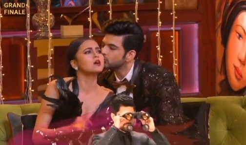 Bigg Boss 15 grand finale: Karan Kundrra kisses Tejasswi Prakash in front of their folks, netizens adore parents' reaction