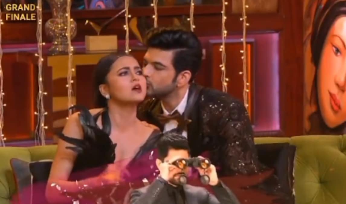 Bigg Boss 15 grand finale: Karan Kundrra kisses Tejasswi Prakash in front of their folks, netizens adore parents' reaction