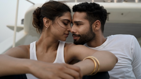 Gehraiyaan song Doobey: Deepika Padukone-Siddhant Chaturvedi show the euphoric sensation of falling in love