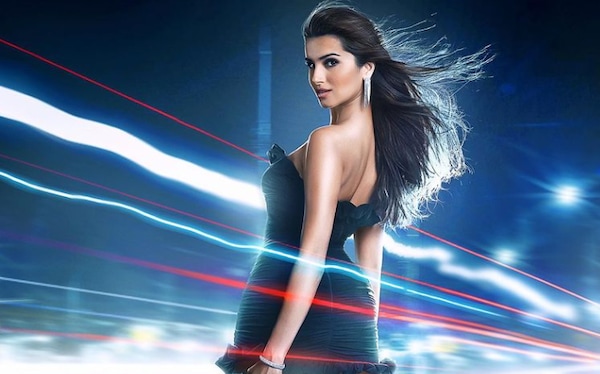 Heropanti 2 new poster: Tara Sutaria's Inaaya looks sexy and full of fire