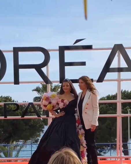 Being a Global Brand Ambassador for L’Oréal Paris, the Dhoom 2 actress promoted the global hair brand by posing in front of its giant logo.