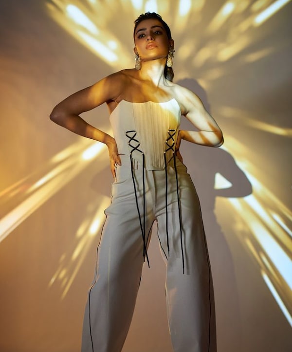 In another photoshoot, Samantha sported a sexy white jump suit. The actress has recently been seen in a romantic-comedy drama titled Kaathu Vaakula Rendu Kadhal along with Nayanthara and Vijay Sethupathi.