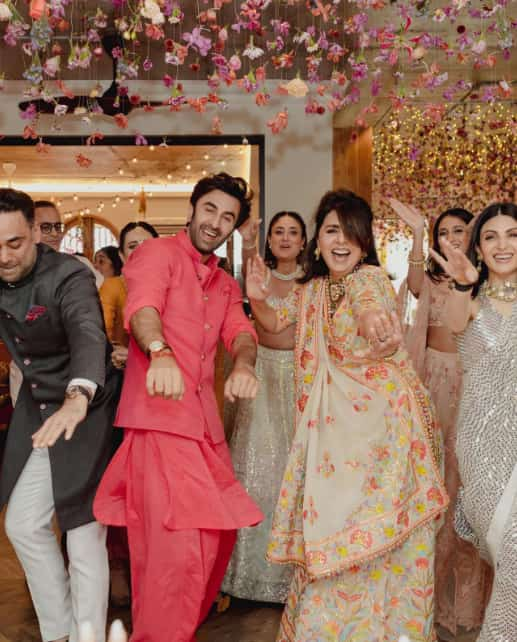 The Kapoor family including Ranbir, Neetu Kapoor, Karishma Kapoor, Kareena Kapoor Khan and Riddhima Kapoor performed in the Mehendi.