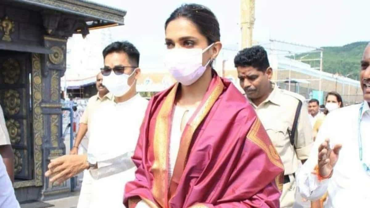 Deepika Padukone looks beautiful in a traditional look