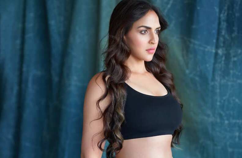 The Na Tum Jaano Na Hum actress flaunts her hot bod in a black sports bra during a photoshoot.