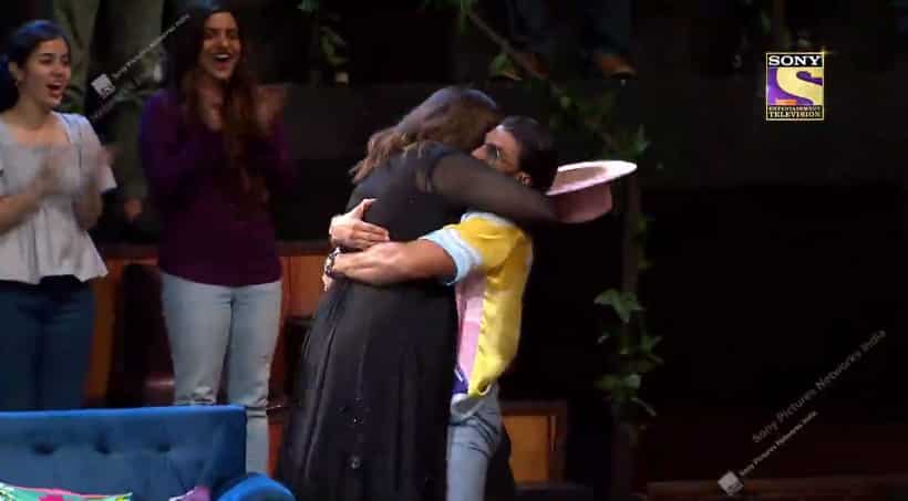 Ranveer also went to Archana Puran Singh's seat and gave her a tight hug.