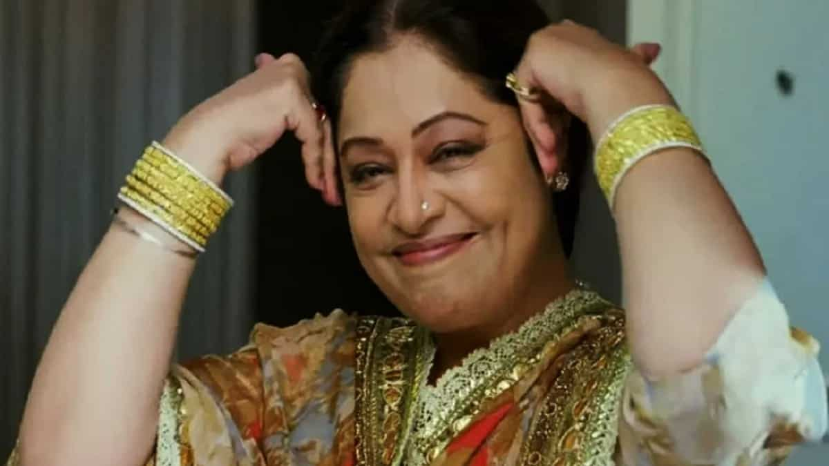 Kirron Kher in Dostana