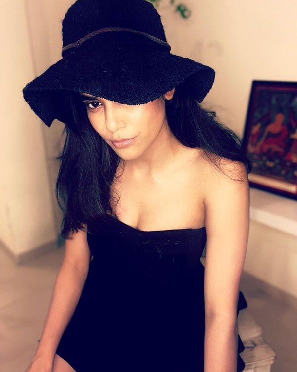 The actress seduces her admirers with this black short dress with a hat.