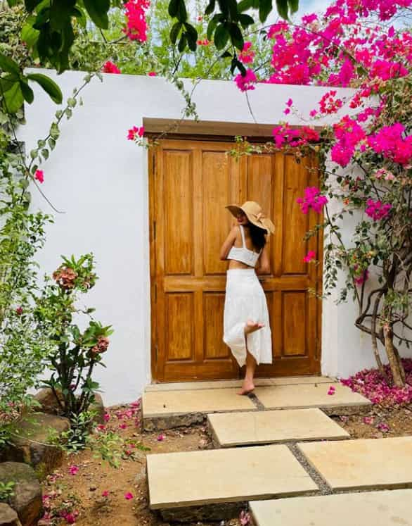 Jennifer looks adorable in a gorgeous two-piece dress with a cute hat.