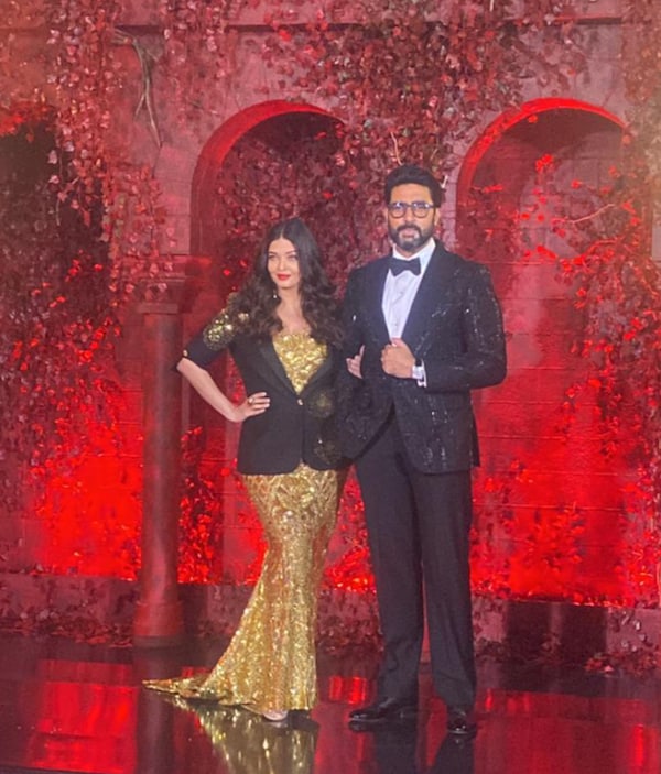 Aishwarya wore a golden gown and completed her look with a black blazer, while Abhishek was seen wearing a shimmery pantsuit.