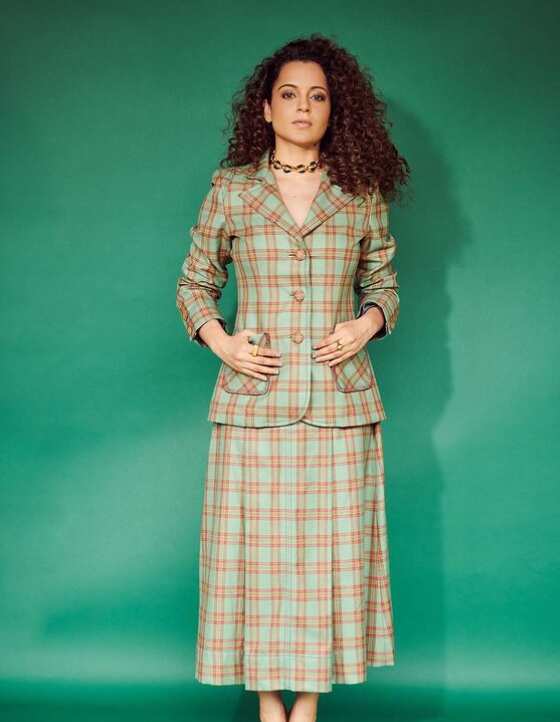 Kangana went with a formal look on the comedy talk show. She sported a calf length skirt along with a formal blazer with a statement necklace.