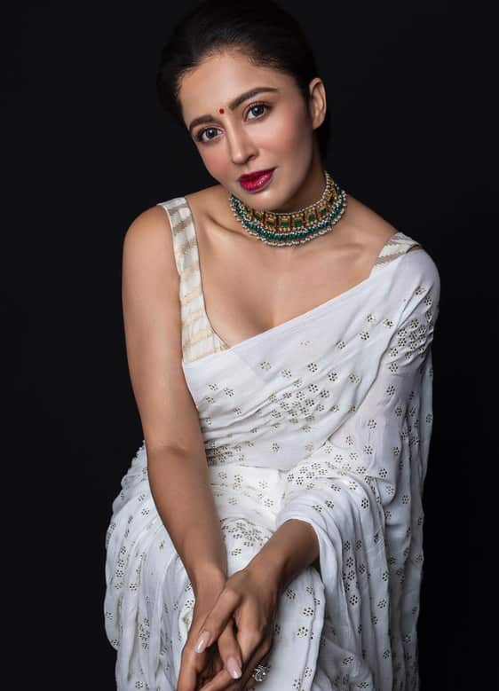 Neha makes the heads turn with her traditional look as well. The Meethi Meethi Baatein actress wore a white saree with a sexy-sleeveless blouse and completed it with gorgeous jewellery.