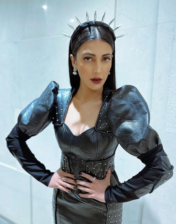 The real seductress! Shruti's low neck black leather dress with an iron crown is gorgeous.