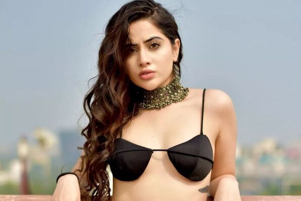 The black bra with statement pieces of jewellery gives her a hot and royal look. 