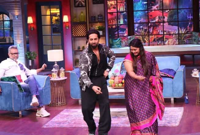 Ayushmann performed a dance with a lady fan on the stage of The Kapil Sharma Show.