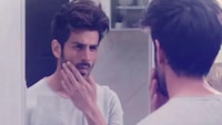 Kartik Aaryan Aces the Mirror Selfie