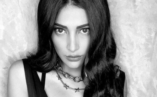 PHOTOS: Shruti Haasan looks DESIRABLE in sexy black attires