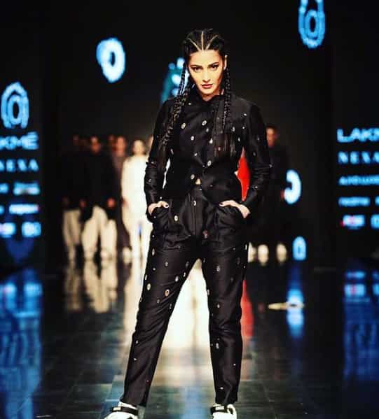 The diva looks funky and smart at the same time in this all-black jump suit.