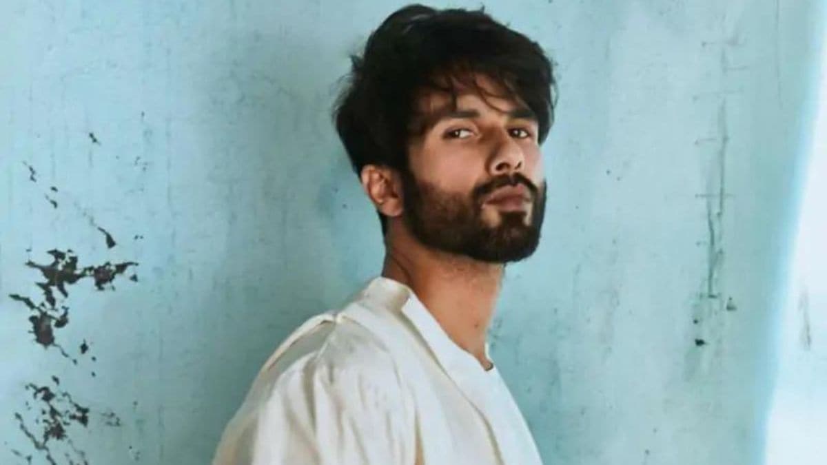 When Karisma Kapoor was left fuming because of Kareena’s ex-boyfriend Shahid Kapoor