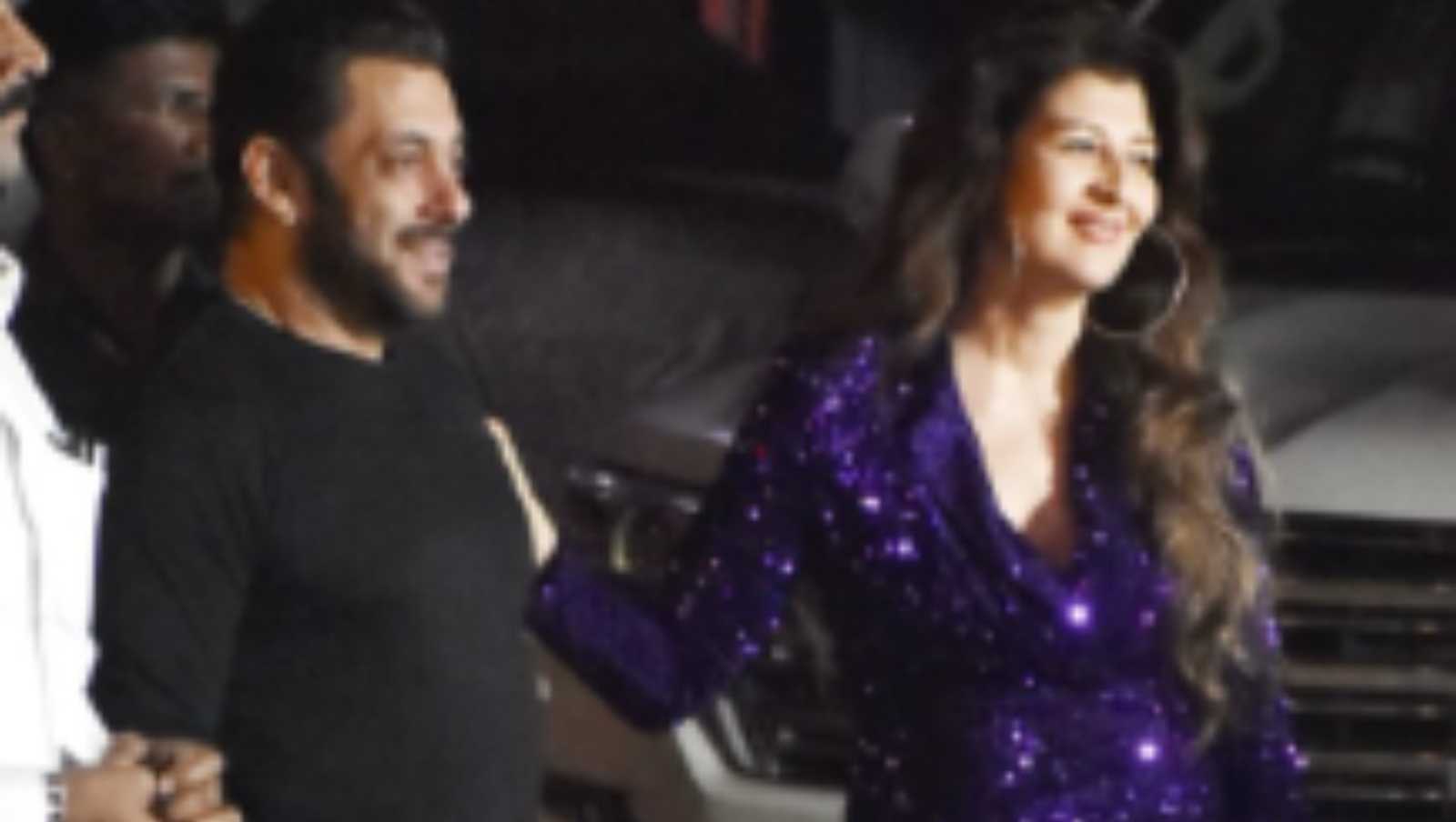 Salman Khan plants a peck on ex-ladylove Sangeeta Bijlani's forehead at his birthday bash; fans ask 'Katrina kaha hai?'