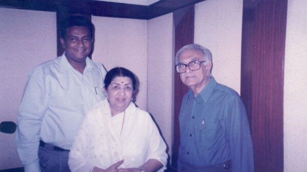 From L-R: Recordist KV John, Lata Mangeshkar, and Ameen Sayani