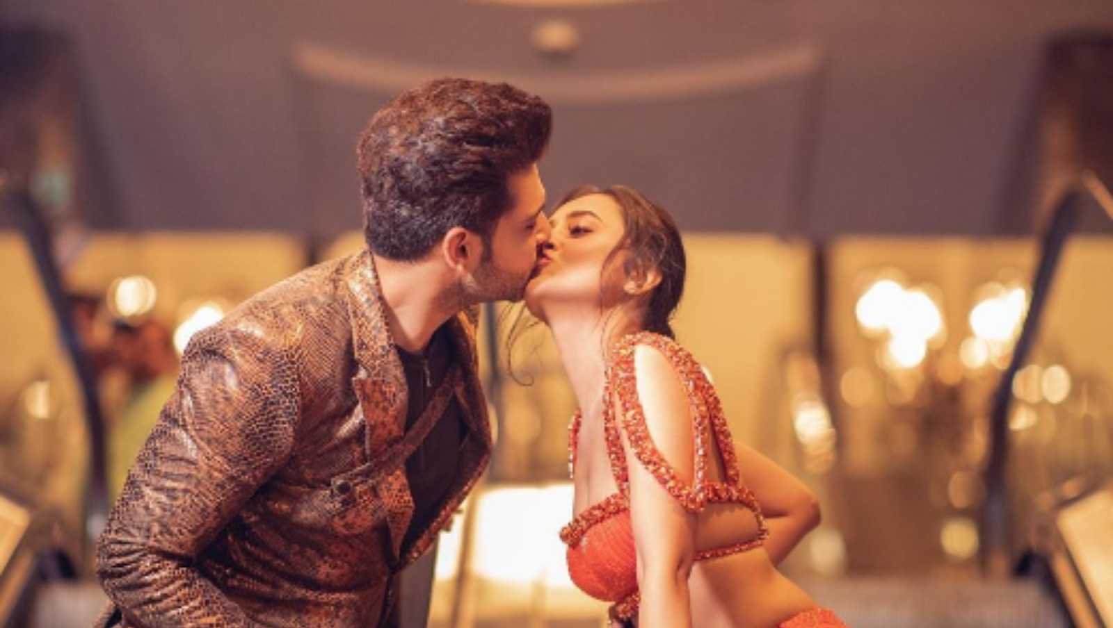 It's a relief for TejRan fans, Tejasswi Prakash and Karan Kundrra just put their breakup rumors to an end in the cutest manner