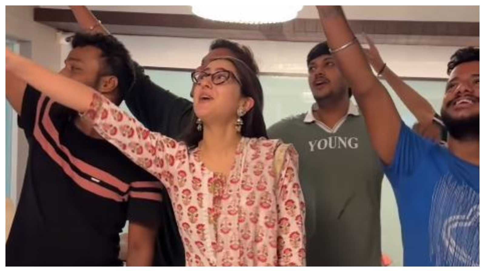 'Only nepo kid with good social skills': Sara Ali Khan does Tere Vaaste hook step with paparazzi; netizens shower praise