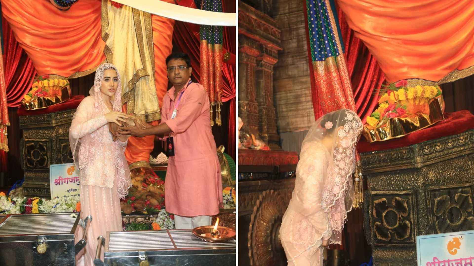 पर्दानशीं बनकर लालबाग के राजा के दर्शन करने पहुंचीं उर्फी जावेद, सजदे में झुकाया सिर