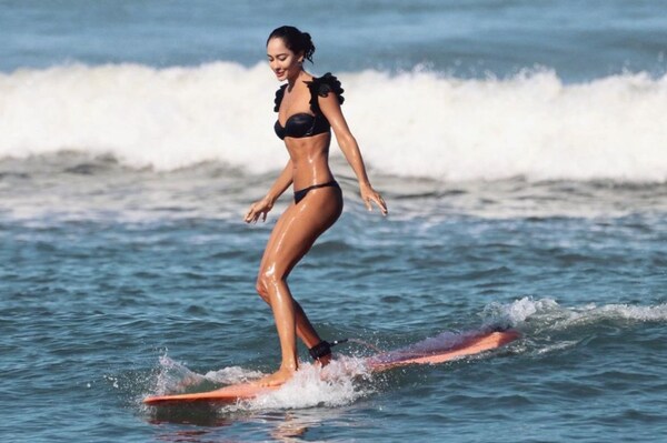 Lisa Haydon looked fantastic while surfing