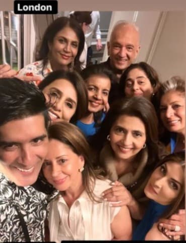 Neetu Kapoor with Manish Malhotra and all her friends