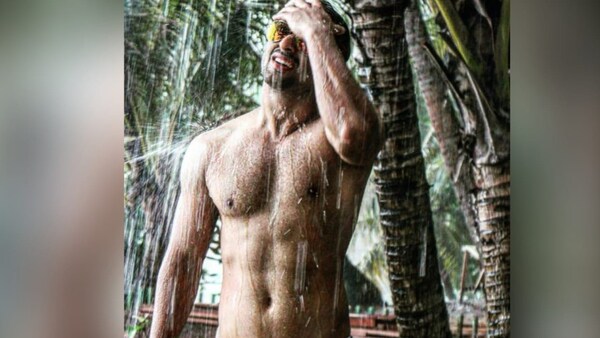 Shaheer Sheikh flaunts his abs and raises the temperature