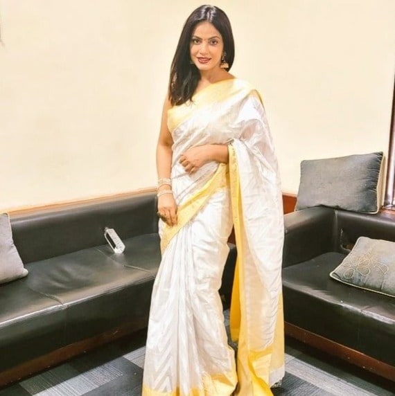 Neetu Chandra looks beautiful in a white and golden saree