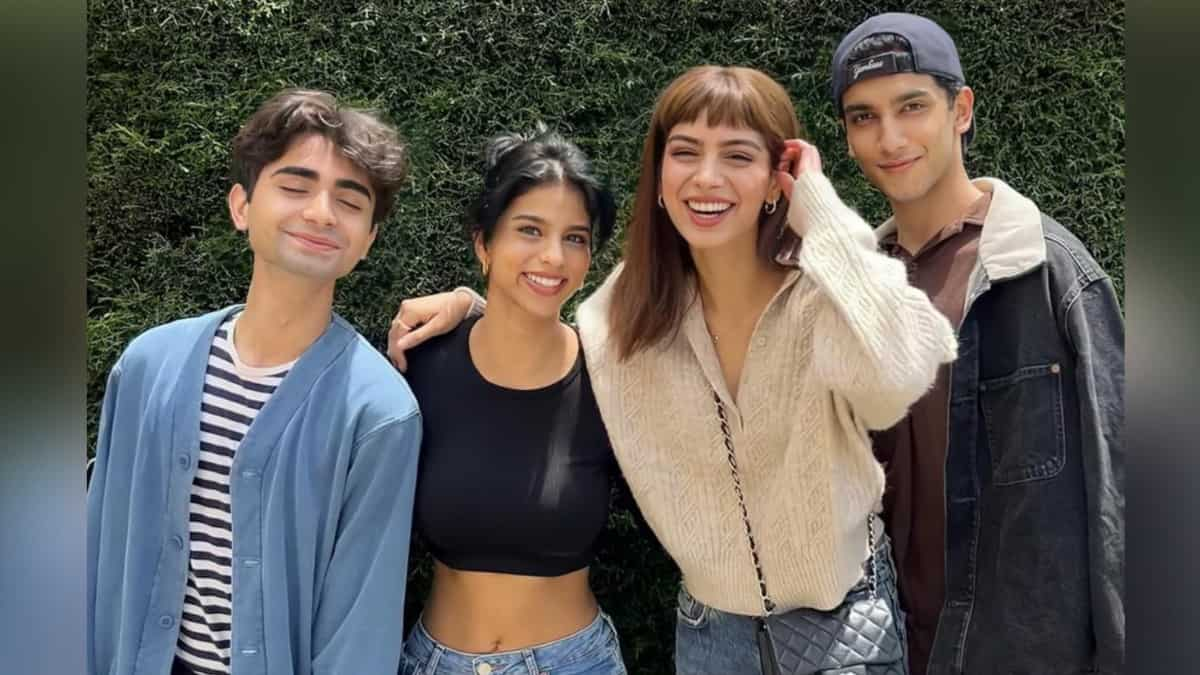 Suhana Khan looks all happy with her Archies co-stars