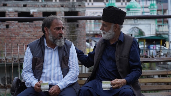 Exclusive! When Manav Vij apologised to veteran actor M K Raina for pushing, dragging him on the set of Tanaav