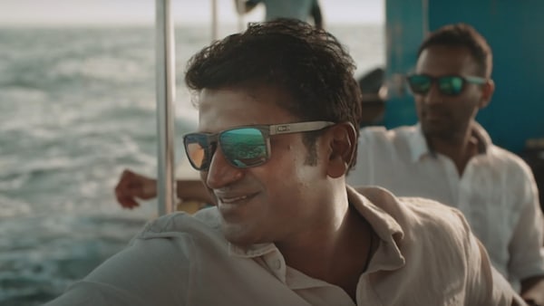 A still from the Aleya Kare song from Gandhada Gudi