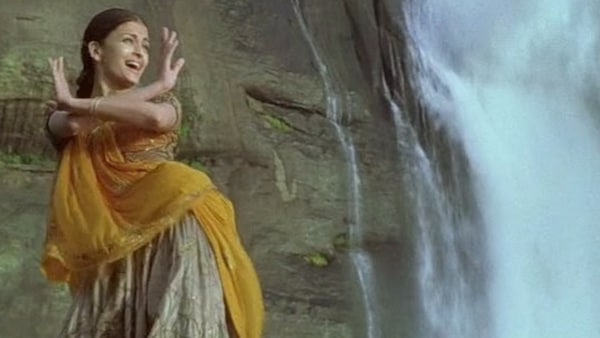 Venmegam Mutta Mutta from Guru