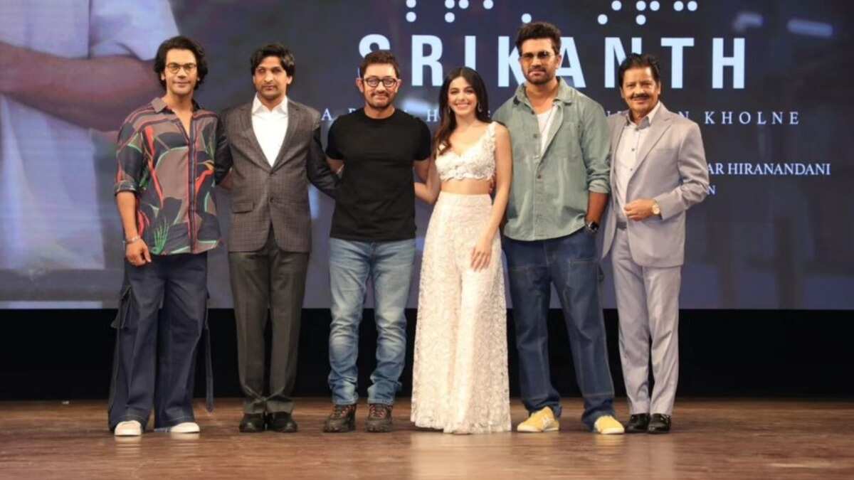 https://www.mobilemasala.com/film-gossip/Aamir-Khan-couldnt-stop-clapping-Rajkummar-Rao-kept-happily-singing-Papa-Kehte-Hain-at-Srikanth-song-launch-Watch-i256709