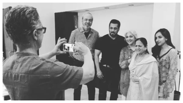 Salman Khan poses with Aamir Khan's family, and it's the cutest thing on the internet