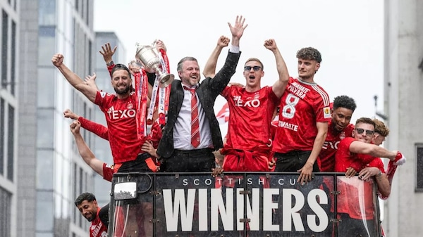 Aberdeen FC players during the trophy tour. Image | Scottish Daily Express