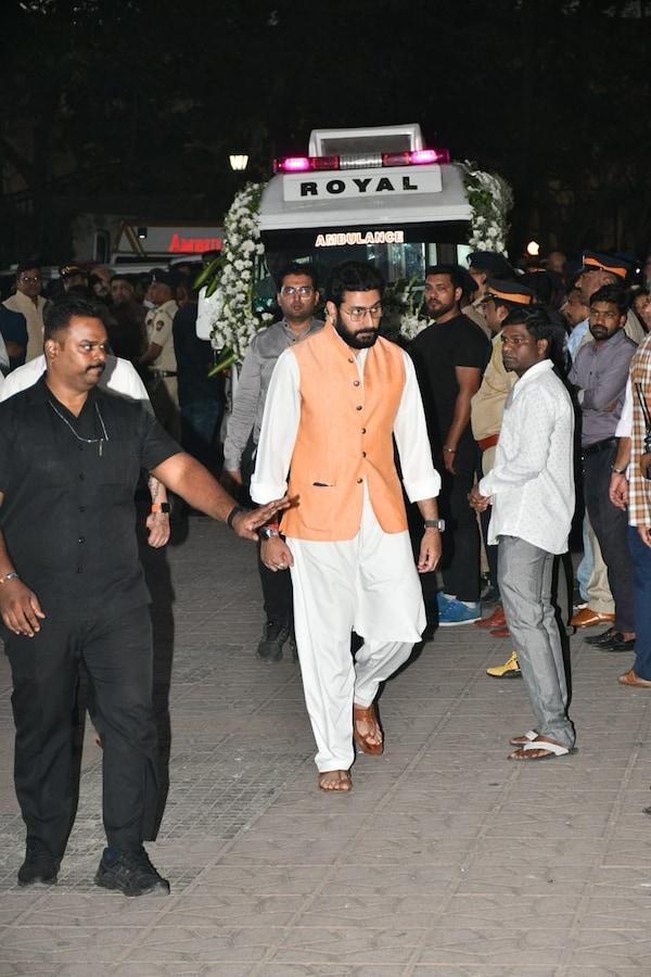 Abhishek Bachchan at Satish Kaushik's funeral (Manav Manglani).