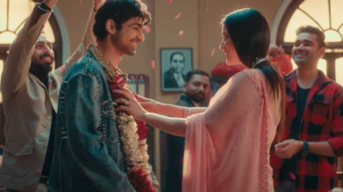 https://www.mobilemasala.com/movies/Saanware-teaser-Abhishek-Kumar-Mannara-Chopra-get-married-but-there-isnt-a-happy-ending-i213613