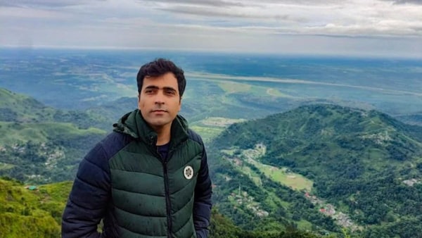 Joto Kando Kolkatay: Abir Chatterjee takes selfies with fans, spreads love in Darjeeling