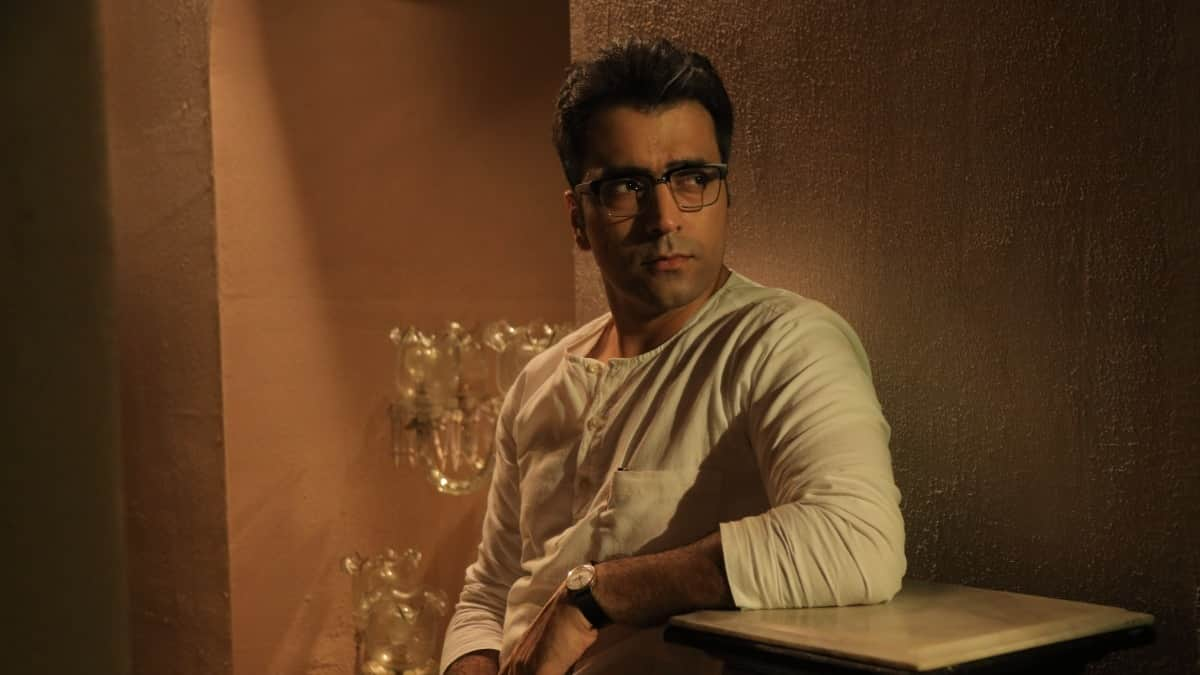 Byomkesh Hotyamancha review: Abir Chatterjee brings back Byomkesh ...